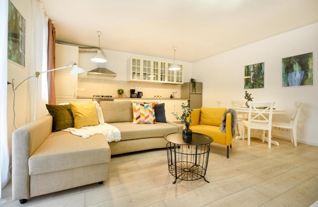 The Comfy Spot - 1 BR-Apartment & Parking Included in North Business Area