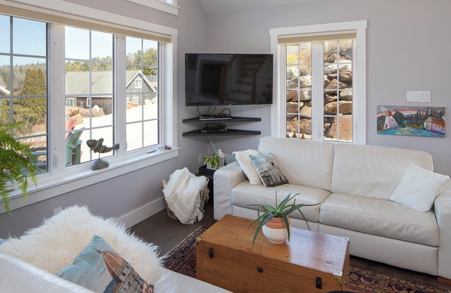 The Compass Cottage at Deep Cove