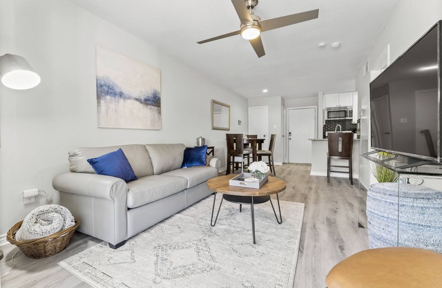 The condo is next to a golf course, 4 min drive lake access and Margaritaville