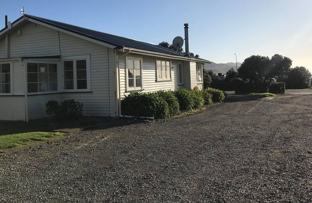 The Cook House At Castlepoint Beach - Group Accommodation -