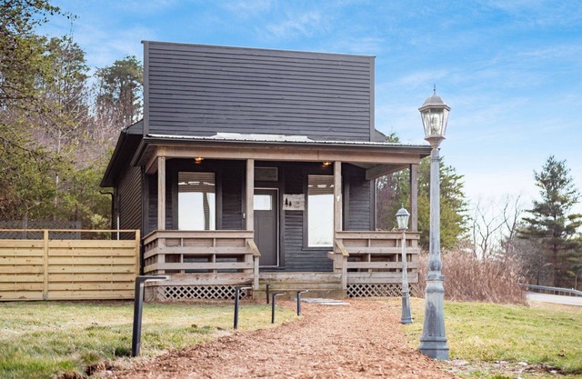 The Copper & Oak House + Hot Tub l Fire Pit