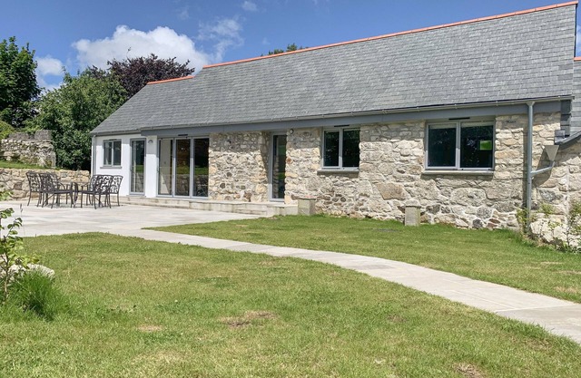 THE CORN STORE, family friendly, with a garden in St Stephen