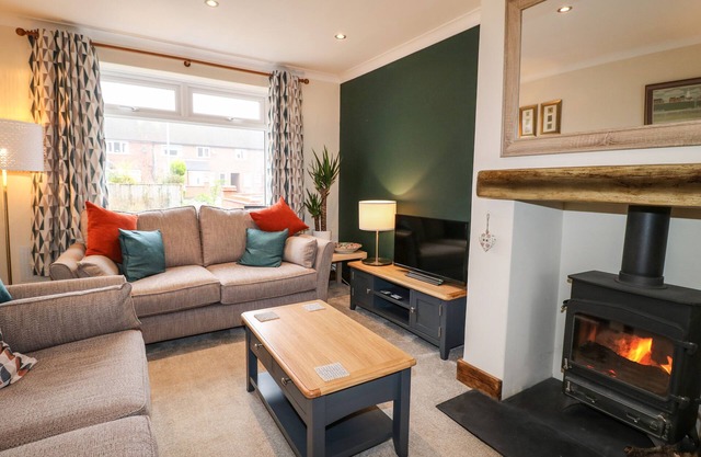 THE CORNER HOUSE, pet friendly, with open fire in Rocester