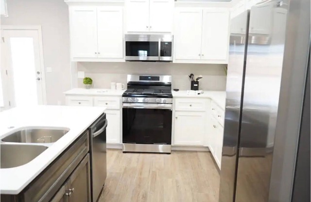 The Cosmopolitan: Modern, Cozy, New 3bedroom Home