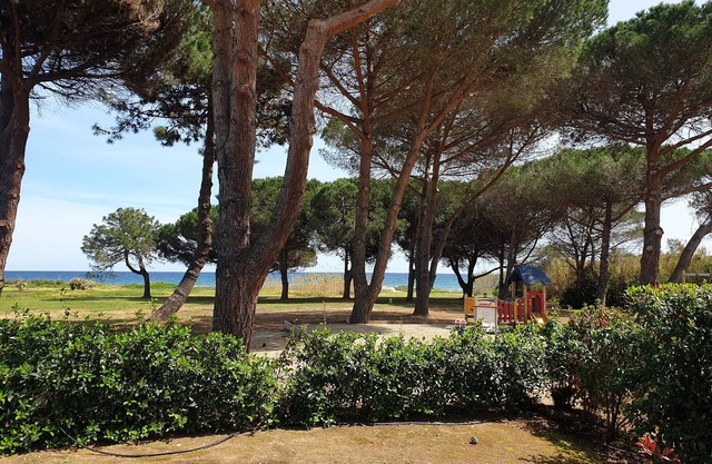 The Costa verde with its feet in the water, garden and beachfront