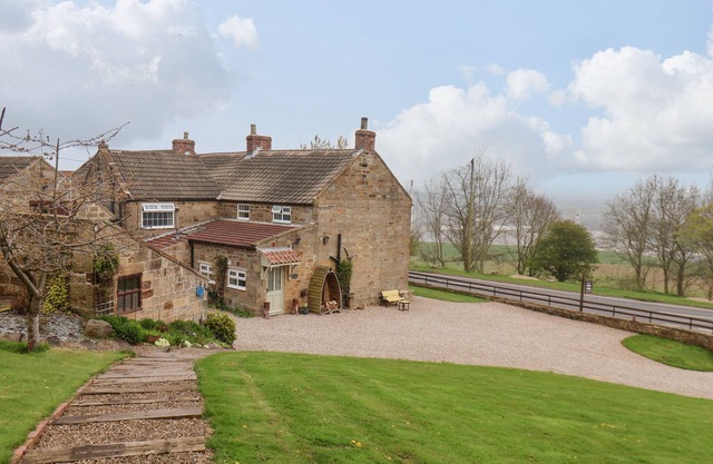 THE COTTAGE, pet friendly, character holiday cottage in Staithes