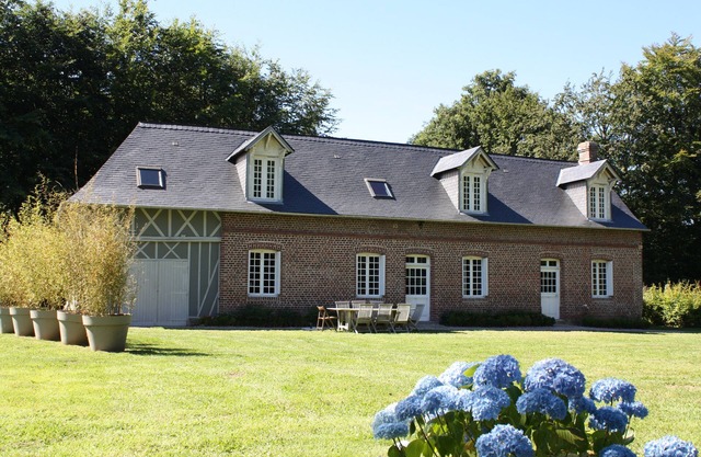 The Cottage of the Château , Golf & tennis at 2 kms , Beaches at 3 kms