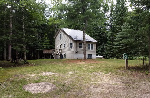 The Cottage on Pine Ln @ Hemlock Hills en Mill Pond, cerca del lago Sunken con 2 kayak