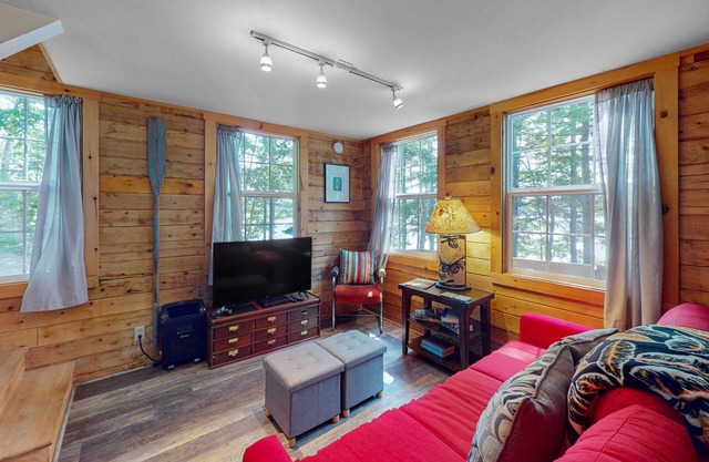 The Cottage | Peaceful 32-Acre Lakefront Getaway | Canoe, Firepit & Big Deck