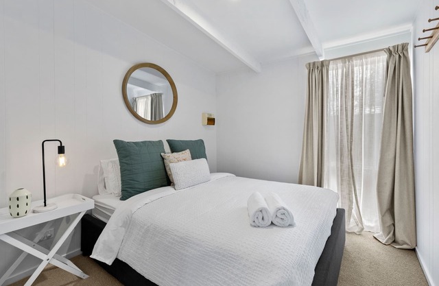 The Cottage- Pet Friendly with secure yard and close to beach and river!