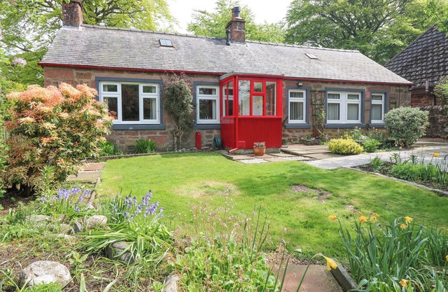 THE COTTAGE, pet friendly, character holiday cottage in Kirriemuir