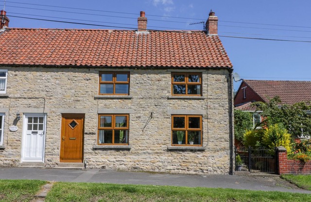 THE COTTAGE, pet friendly, with open fire in Thornton-Le-Dale