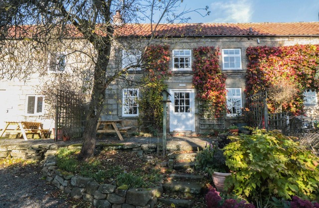 THE COTTAGE, pet friendly, with a garden in Pickering