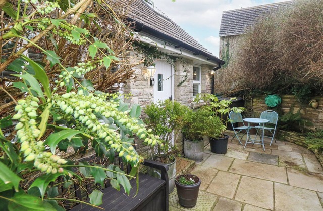 THE COTTAGE, pet friendly, with a garden in Swanage