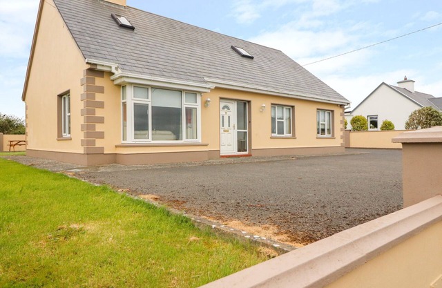 THE COTTAGE, pet friendly, with open fire in Quilty, County Clare