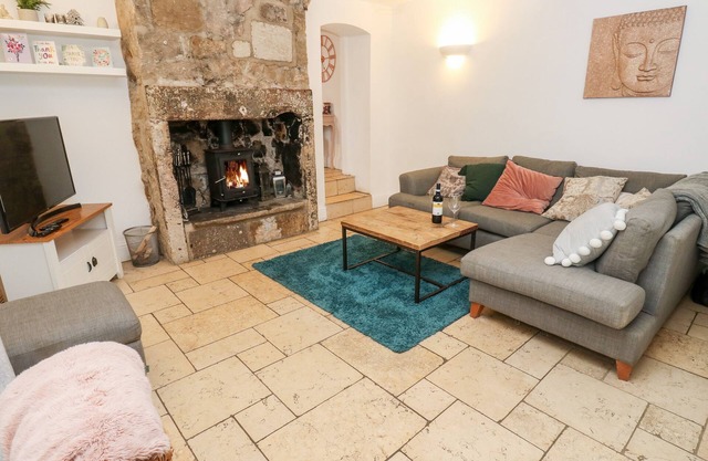 THE COTTAGE, pet friendly, with open fire in Horsforth