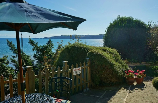 The Cottage - Sea Views, Direct Access to Beach, Pet Friendly