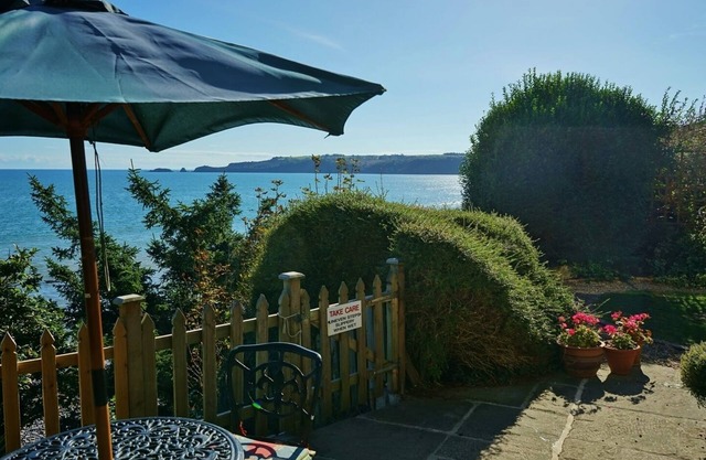 The Cottage - Sea Views, Direct Access to Beach