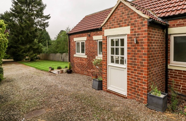 THE COTTAGE, WORMALD GREEN, romantic, with a garden in Burton Leonard