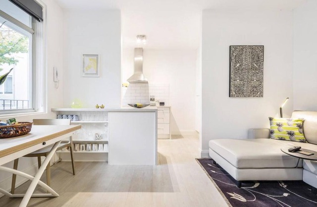 'The Courtyard Chateau' Fresh and Modern off Toorak Rd