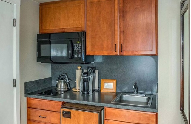 The Courtyard - Double Queen Room with Beach Access and Kitchenette!