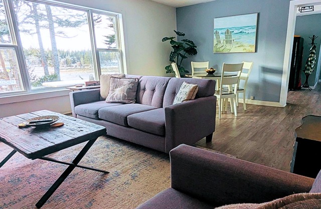 The Cove House - Cozy Coastal Getaway for Relaxation, 5mins from New River Beach