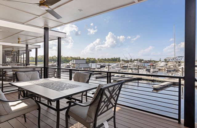 The Cove - Houseboat Oasis