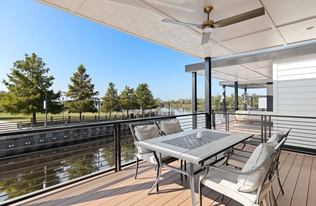The Cove - Houseboat Tranquility