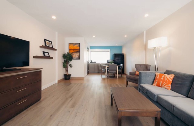 The Cove | One Bedroom Suite | Lounge Nights & Walks to Shoreline Village