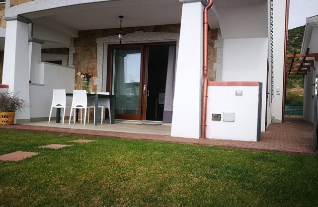 La cala con vistas al mar, planta baja, entrada independiente con jardín.