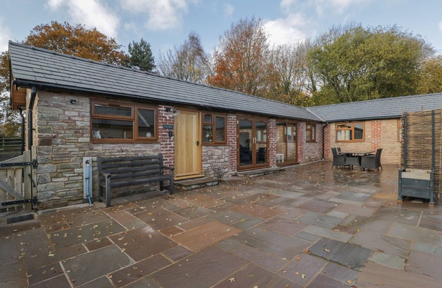 THE COW SHED, pet friendly, character holiday cottage in Bromyard
