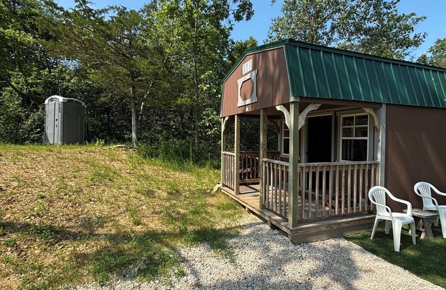 The Cowboy Cabin, secluded and peaceful, only 5 min from town & sleeps 4.