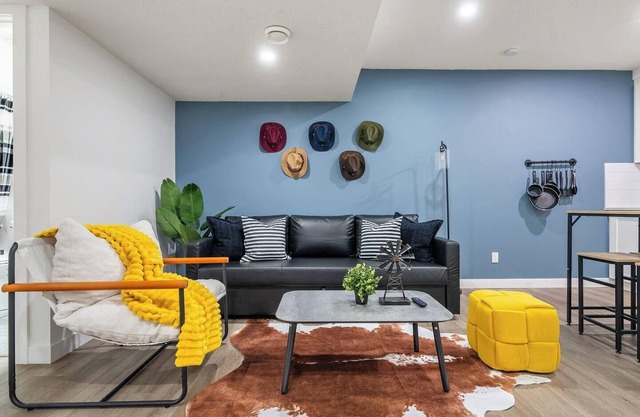 "The Cowboy" - Cozy suite near Airport- 1 Parking