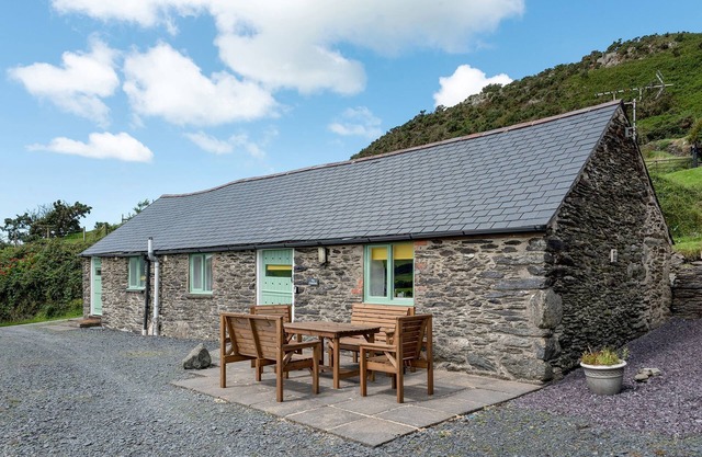 The Cowshed - sleeps 5 guests in 2 bedrooms
