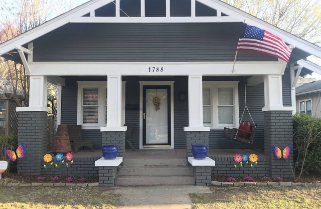 The Cozy Bungalow. Close to everywhere!