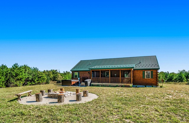 The Cozy Cabin with a private hot tub, screened porch, W/D & AC - dog-friendly