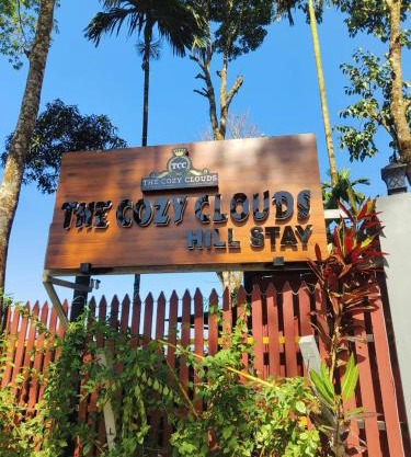 The Cozy Clouds Hill Stay