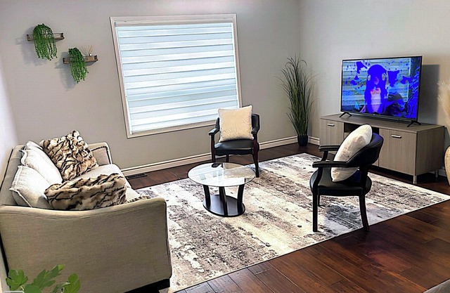 The Cozy Home. Lovely 3 bedroom house near Restaurants, Park, Supermarket & 401"