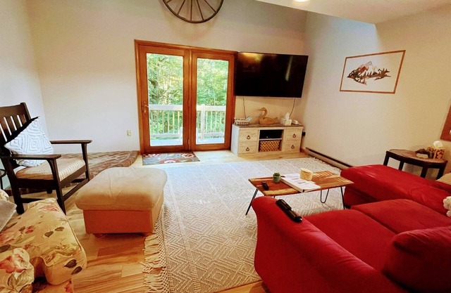 The Cozy Mountain Retreat! With Access to Pool, Hot Tub, Gym & Skiing