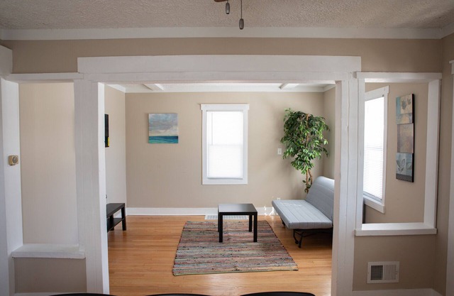 The Cozzy 3 Br House, Spacious Clean Home!