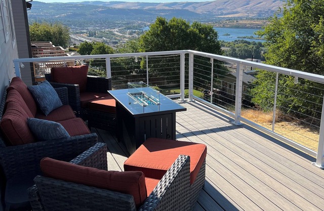 The Crane’s View: Views, Hot Tub, Dog/Kid Friendly!