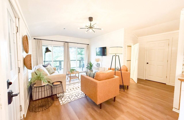 The Crash Pad ~ Quirky Riverfront Retreat