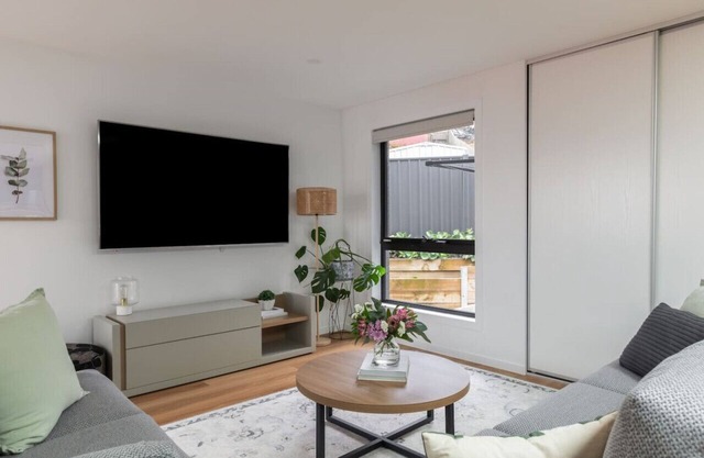 Crescent Townhouse - newly built + close to LGH