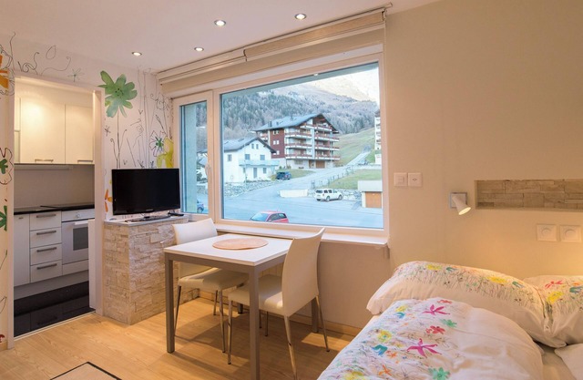The Cristal apartment house is situated in a quiet, sunny and central location