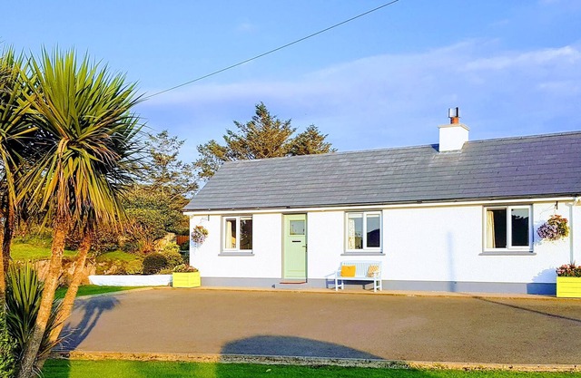 THE CROMLECH COTTAGE, family friendly in Narin, County Donegal