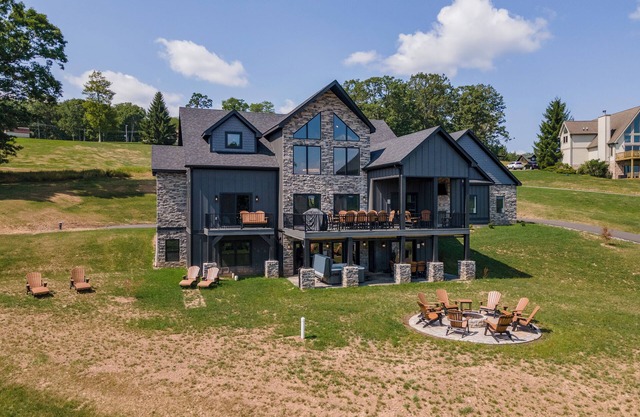 The Crooked Oak Lodge: Lake Access, Dogs Welcome, Hot Tub, Pool!