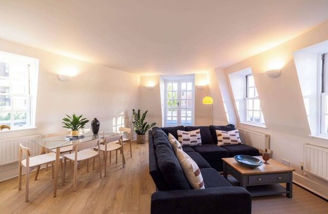The Crown - 3BR Apartment with Balcony, Victoria