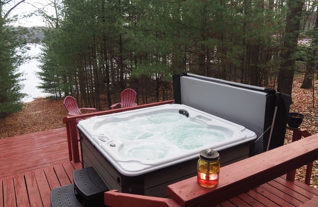 The Cub Hill Chalet on Cub Lake - Private Lakefront, Dock, Raft, Water Toys, Huge Deck, and Spa!