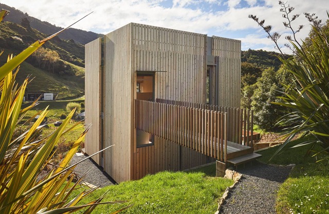 THE CUBE - PICTON HOLIDAY HOME, pet friendly, with a garden in Picton