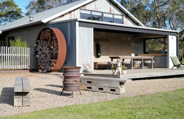 The Dairy. 2 bedroom cottage on a farm in Main Ridge